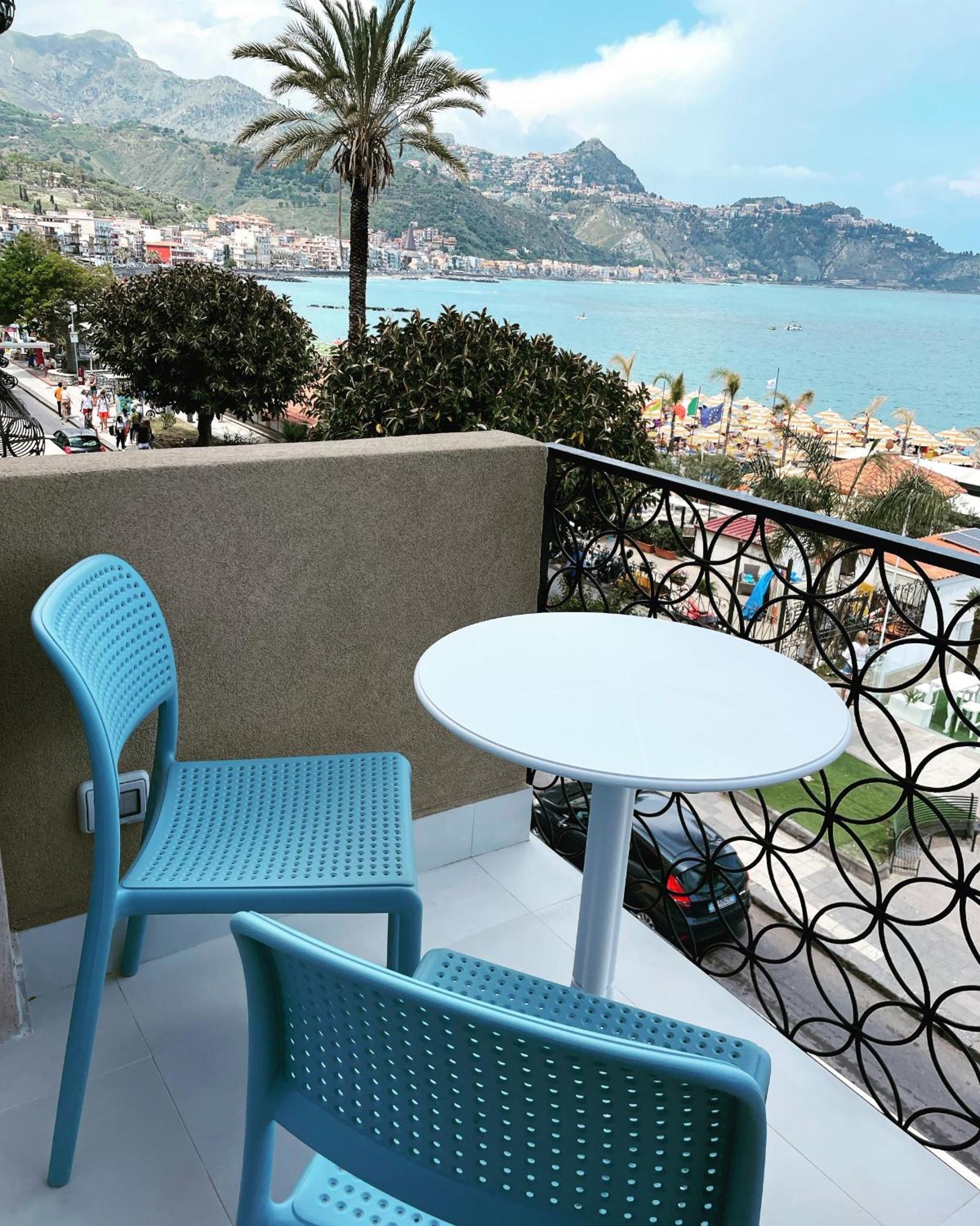 La Finestra Sul Mare Modern Apartment Giardini-Naxos Exterior foto